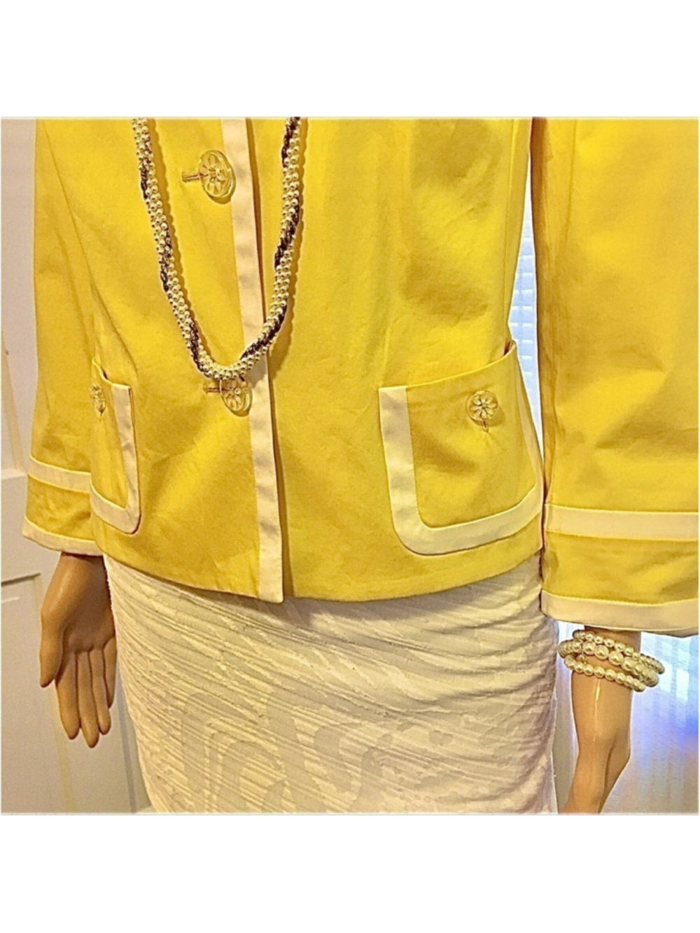 ESCADA 2 PIECE JACKET 43 AND PANTS 44 SET IN SUNFLOWER IN EXCELLENT CONDITION - Picture 3 of 16